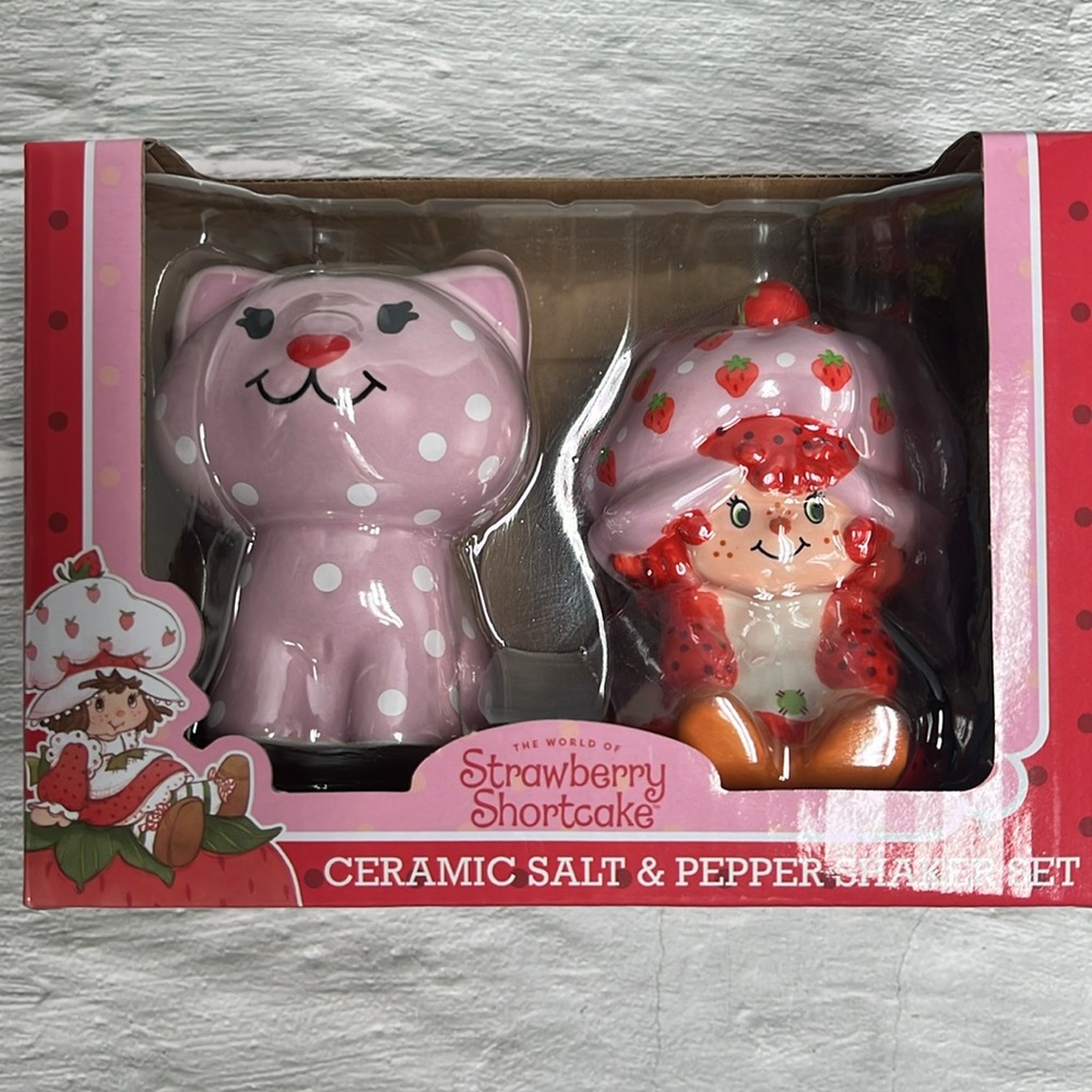 NIB Strawberry Shortcake Ceramic Salt & Pepper Shaker Set - Picture 2 of 5